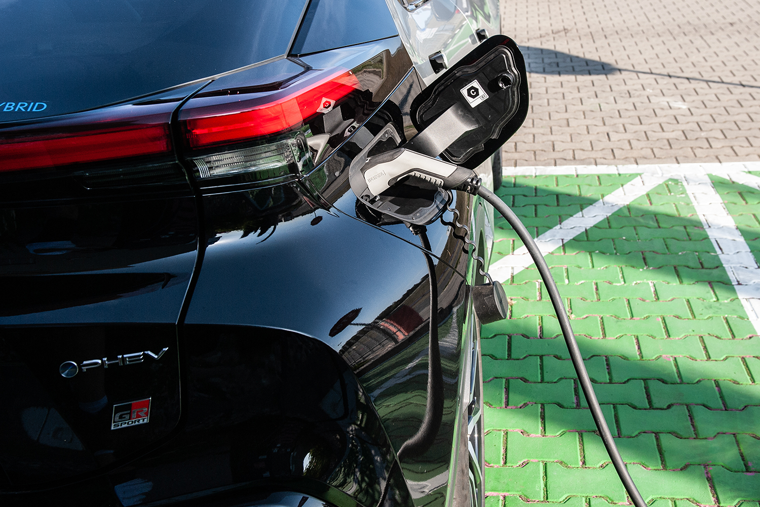 Czym różni się hybryda od hybrydy typu plug-in